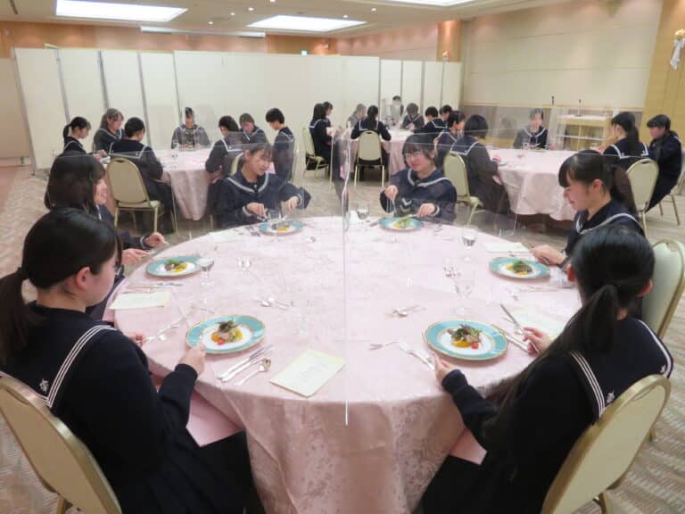 テーブルマナー講習会を実施しました