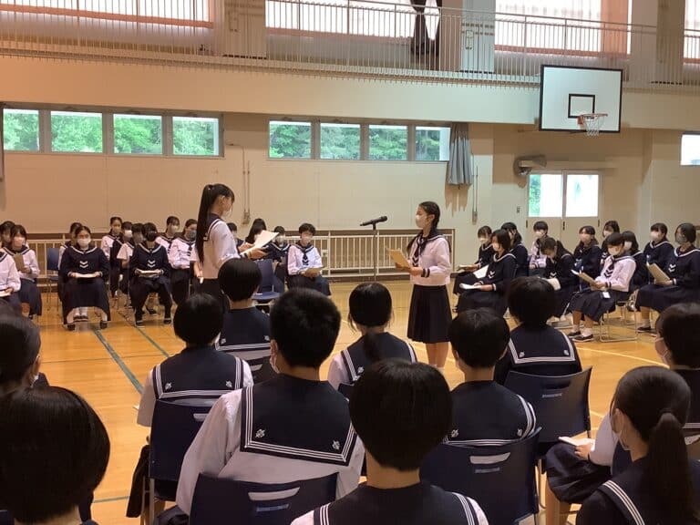 中学校生徒総会を行いました