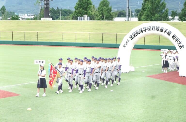 高校野球開会式のプラカーダー